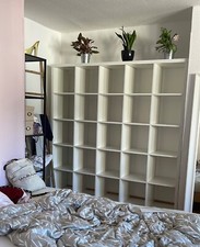 praktisches und wandelbares Kallax Gestell in weiss mit Einsätzen