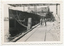 Foto ausgebrannter Dampfer Statendam im Hafen von Rotterdam in Holland