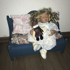 Rosemarie Anna Müller  Wichtel Puppe mit Bank