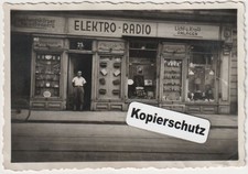 Elektrogeschäft mit Accu Ladestation , Hausfassade , Altes Foto , 9x6cm