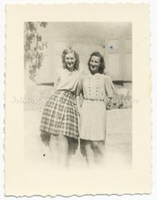 Zwei junge modische Frauen -