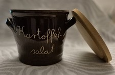 brauner Topf mit Griffen + Holzdeckel für Kartoffelsalat,ca. 17cm (Ø) x 18cm (H)