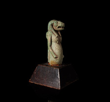 Fayence-Statuette der Gottheit