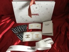 Chanel Geschenkverpackung Seitendreiecke- Weihnachten m. Aufkleber, Band, Probe