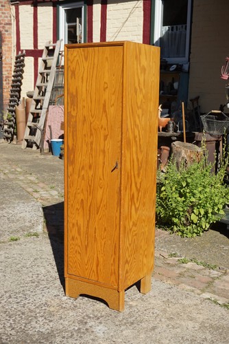Retro kleiderschrank - retro,