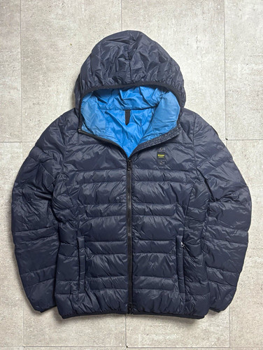 Blauer steppjacke mit - mit, kapuze