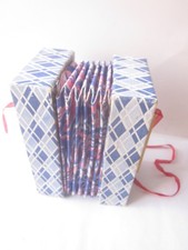 43038 Puppe Akkordeon Pappe