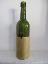 Weinflasche mit Teelicht aus