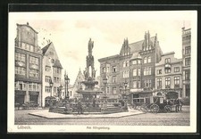 Ansichtskarte Lübeck, Strasse am Klingenberg mit Geschäften und Brunnen 1918 