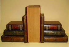 vintage Buchstützen aus Holz auf antik gemacht, je Stütze 17cm h, 17cm b, 11,5 t