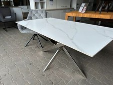 Esstisch aus poliertem