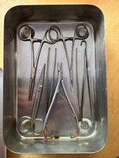 Konvulut OP Besteck: Chirurgie Instrumente im Besteckkasten