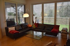 Stilvolle und edle Sitzgruppe zu verkaufen mit 2 Ledersofas und Glastisch