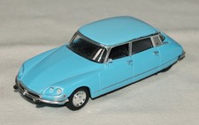 Universal Hobbies 1:43 * Citroen DS 21 USA (Doppelscheinwerfer) hellblau 1972
