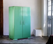 Lindgrüner Bauhaus Kleiderschrank, zweitürig