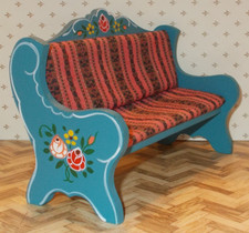 Dora Kuhn Bank mit Polster Hell-Blau mit Bauern Malerei Rosen Puppen Möbel Holz