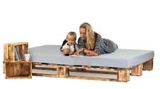 Palettenbett aus Holz Holzbett