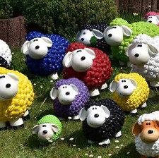 Große bunte Gartenfiguren