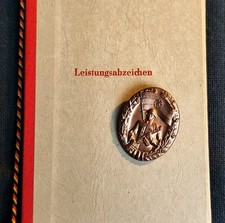 Auszeichnung DDR: Leistungsabzeichen der NVA mit Urkunde Berlin 1963 in Mappe