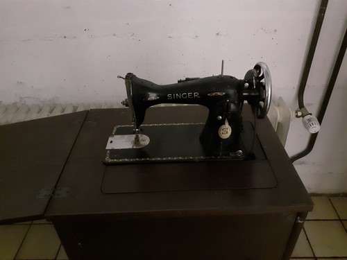 Alte nähmaschine mit tisch - alte,