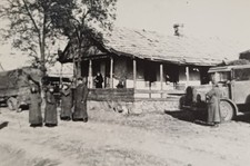 Soldat in Uniform Wehrmacht Mänteln Auto Haus Frau Russland? Matief Kurhau Foto