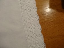 1   Betttuch mit geklöppelter