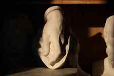 Handhaltende Münzen Gips Guss