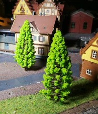 10 hellgrüne Tannen