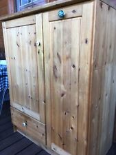 Küchenschrank Holz, mit integriertem AEG-Kühlschrank und Apothekerschrank 