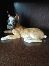 Liegende Boxerfigur,Keramik,bestens erhalten,40cm lang,2,5 kg schwer.