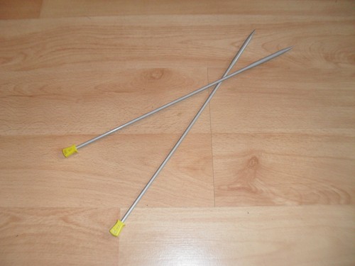 Stricknadeln grau mit gelben - 2,