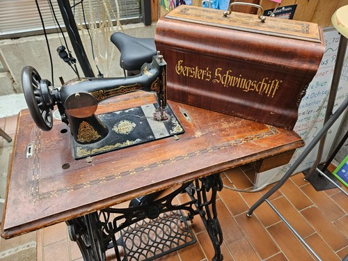 Alte nähmaschine mit - nähmaschine, tisch