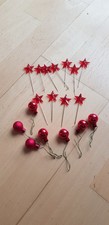 Schöner Schmuck für den Adventskranz , Sterne und Kugeln , rot