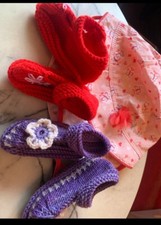 „ Handmade „Babyschuhe rot- rosa lila / weiss und Sonnen- Mütze m. Nackenschutz