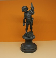 bronzefarbene Figur Skulptur