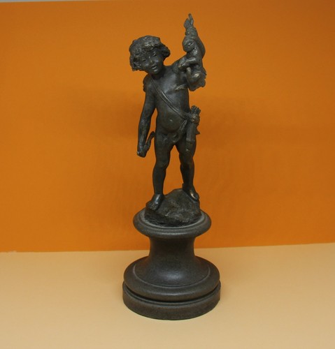 Bronzefarbene figur skulptur - bronzefarbene,