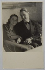 ALTES FOTO...JUNGE FRAU...KLEID...JUNGER MANN...ANZUG...SOFA...PORTRAIT...