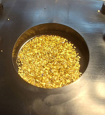 Gold, gediegen als Sammlerprobe vom Rhein südlich von Basel in der Schweiz