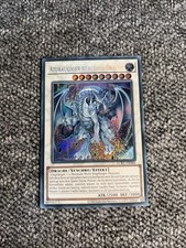 Azuräugiger silberner Drache