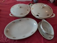 Tafelservice, Bavaria mit Goldrand und Blumen.