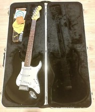 Fender Stratocaster MN E-Gitarre - Schwarz mit dunklem Steg - Sehr guter Zustand