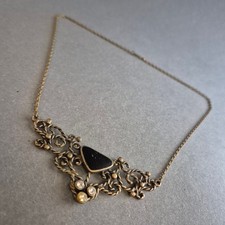 Antike Damenkette mit schwarzem Stein und floralen Ornamenten