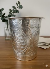 Geprägter silberfarbener