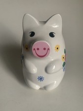 Altes Sparschwein sitzend