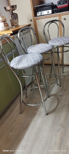 Mit barhockern - ,