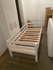 Kinderbett mit Rausfallschutz 70 X 160 cm Weiß mit Matratze 1 Leiste fehlt 