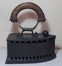 antikes Kohle Bügeleisen -