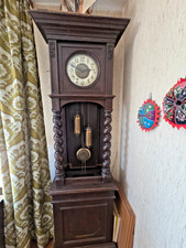 Antike Standuhr mit Pendel -