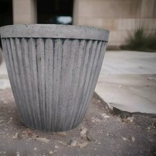 2 Stück römische Blumenkübel, rund (33 H, 26 B), Rillenmuster, grau, Kunststoff