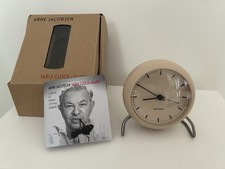 Arne Jacobsen City Hall Tischuhr Ø11 cm sandy beige